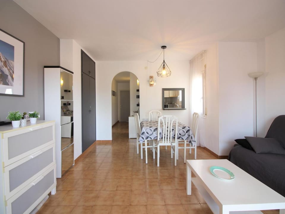 Apartamento acogedor cerca de la playa en Santa Margarita con A/C, terraza y parking - ES-228-120 Apartment in Roses