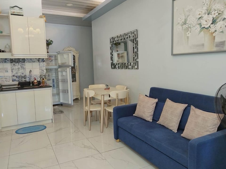Kitchen or kitchenette, Living room, Seating area, Dining area, minibar, pet friendly