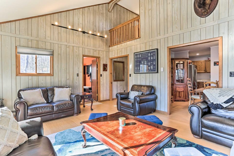 Game Room, Fire Pit: Family-Friendly Poconos Haven House in Middle Smithfield