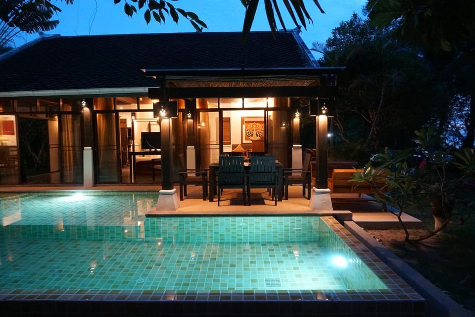 Night, Swimming pool, sunbed