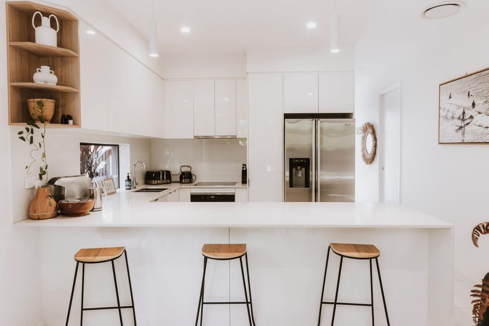 Kitchen or kitchenette, Seating area, stove