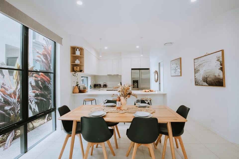 Kitchen or kitchenette, Living room, Seating area, Dining area, stove