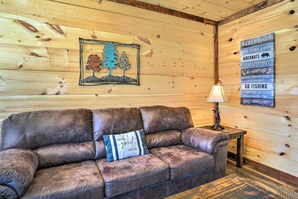 10 Mi to Drive-In: Lakefront Trenton Cabin! Cabin in Alabama