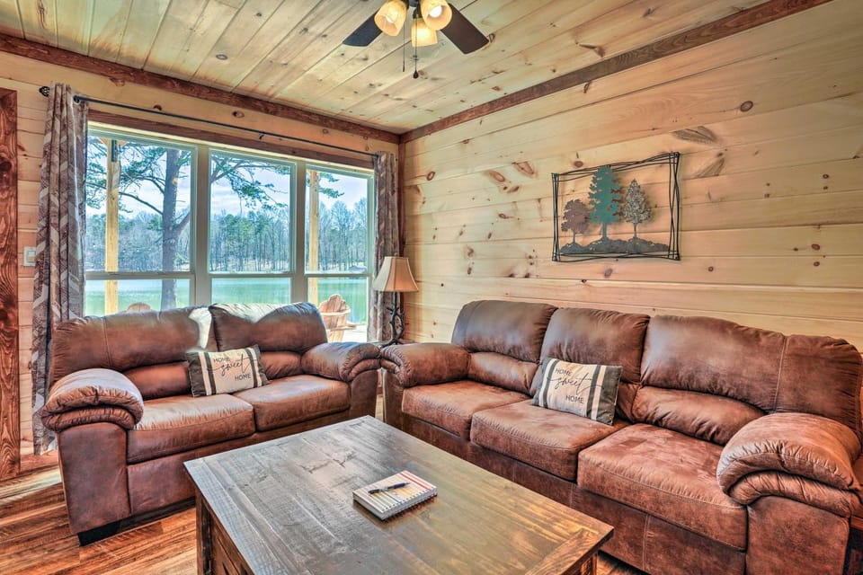 10 Mi to Drive-In: Lakefront Trenton Cabin! Cabin in Alabama