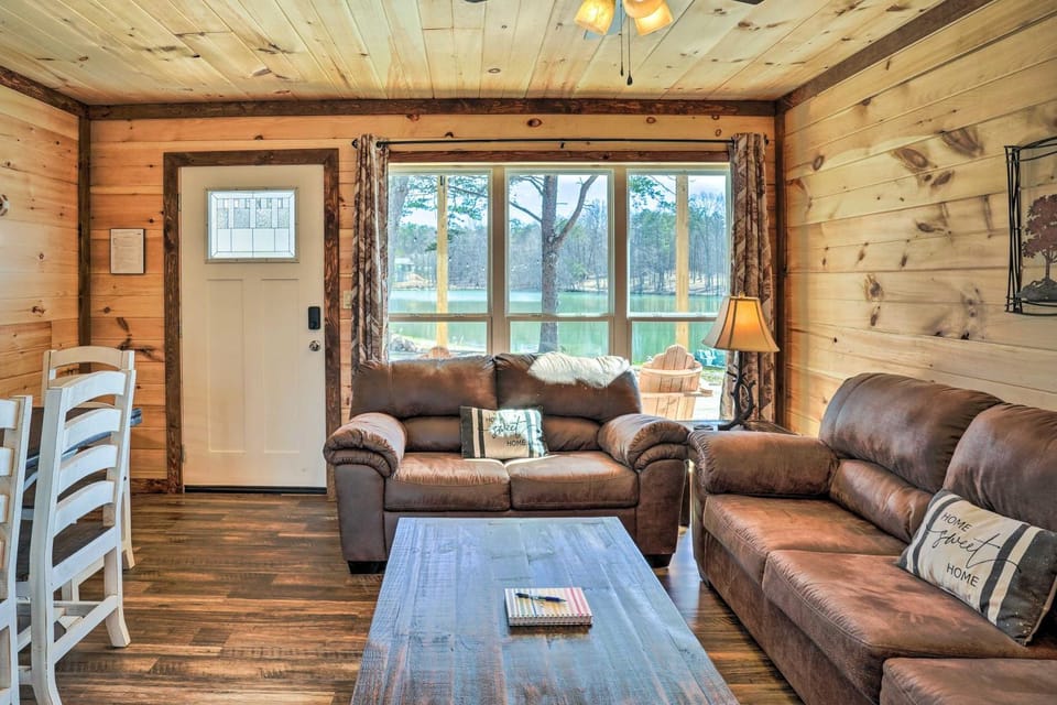 10 Mi to Drive-In: Lakefront Trenton Cabin! Cabin in Alabama