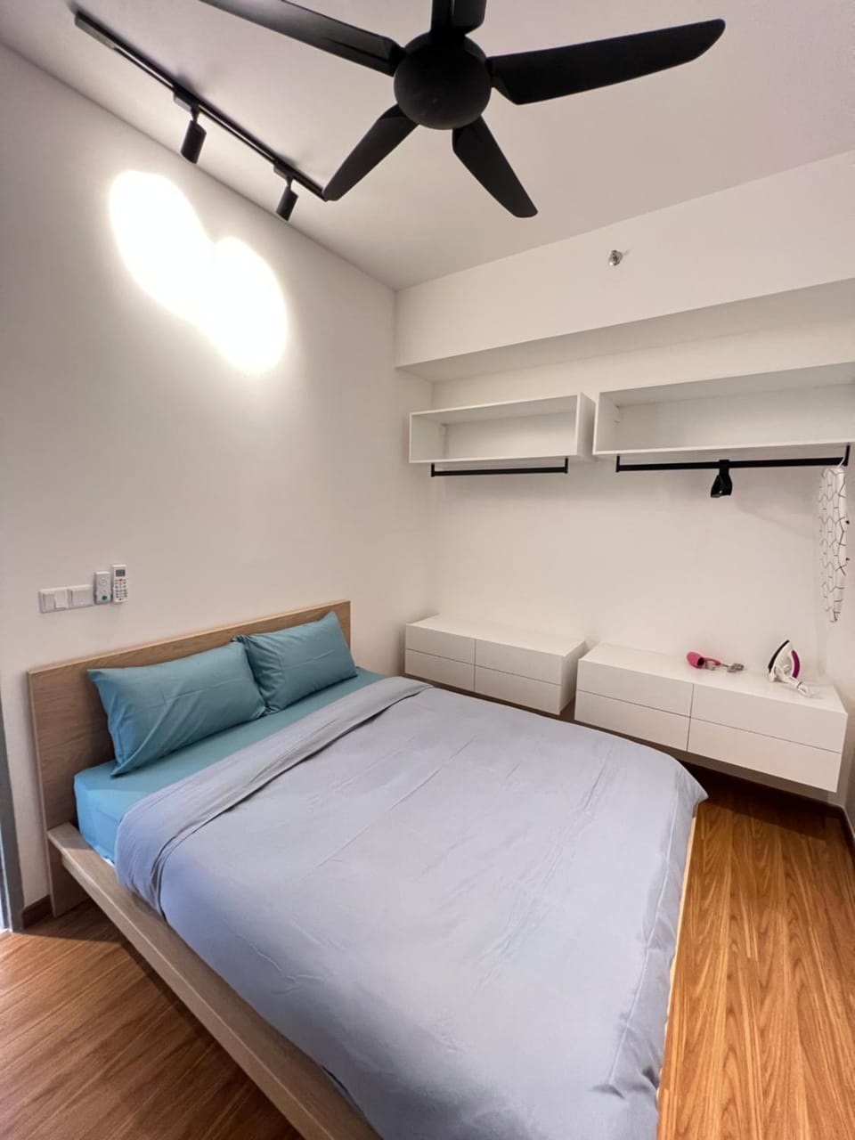 Bed, Photo of the whole room, Bedroom, fireplace