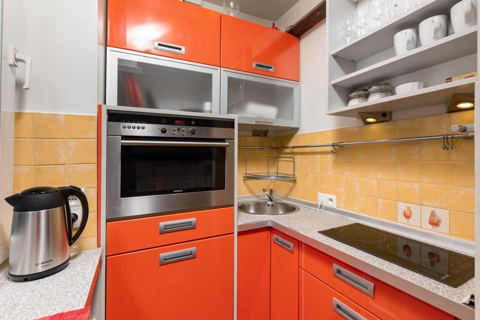 Coffee/tea facilities, Kitchen or kitchenette, stove