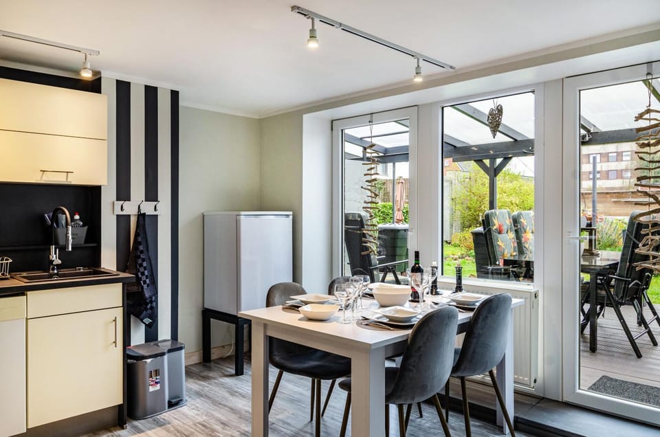 Property building, Kitchen or kitchenette, Living room