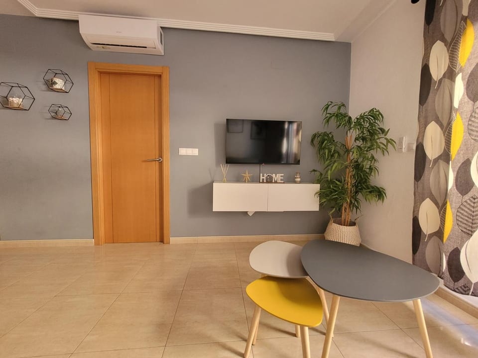Communal lounge/ TV room, TV and multimedia, Living room, Seating area, air conditioner