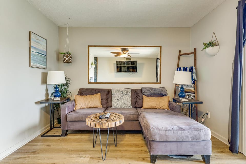 Cozy Carolina Beach Condo w/ Ocean Views! House in Carolina Beach
