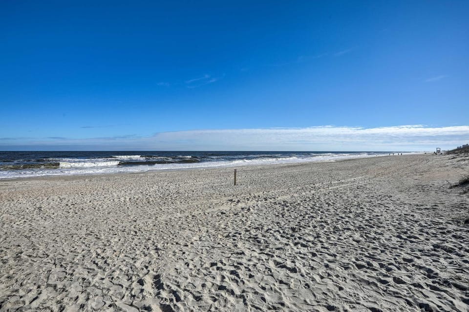Cozy Carolina Beach Condo w/ Ocean Views! House in Carolina Beach