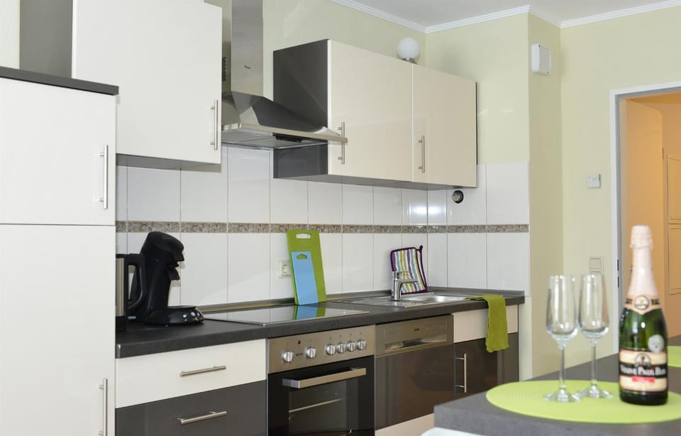 Coffee/tea facilities, Kitchen or kitchenette, pet friendly, stove