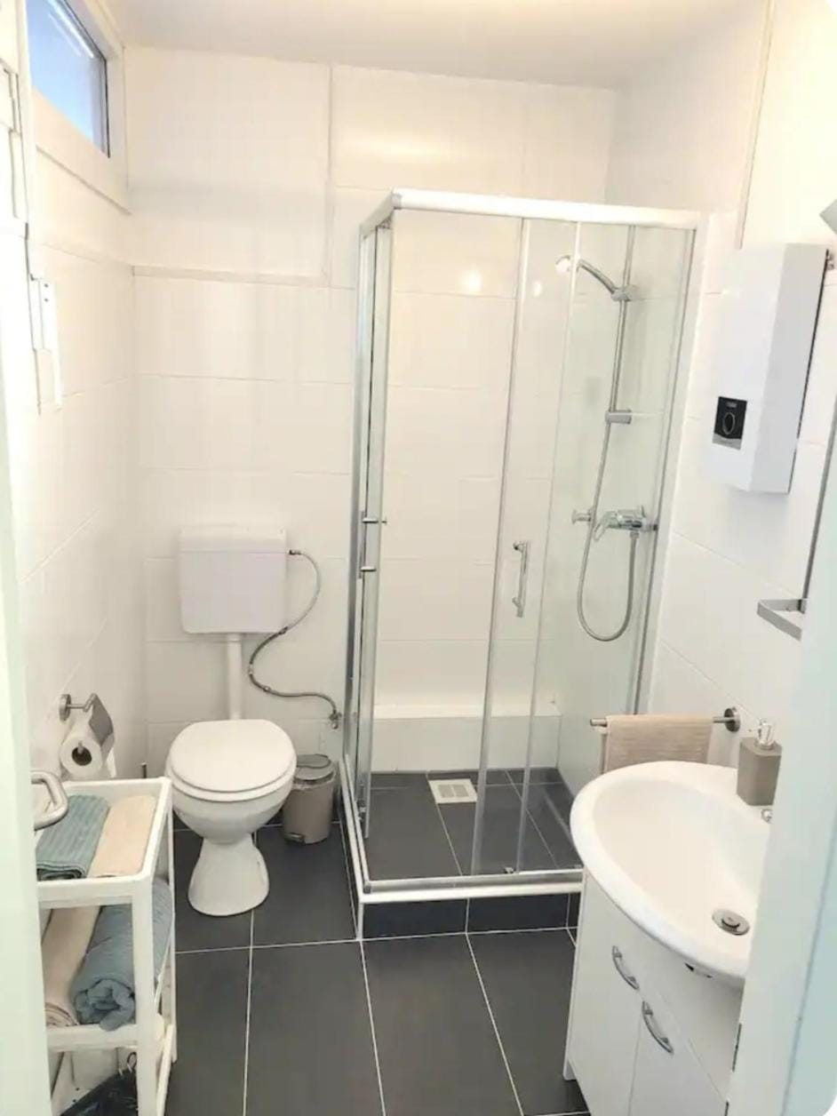 Shower, Toilet, Bathroom, towels