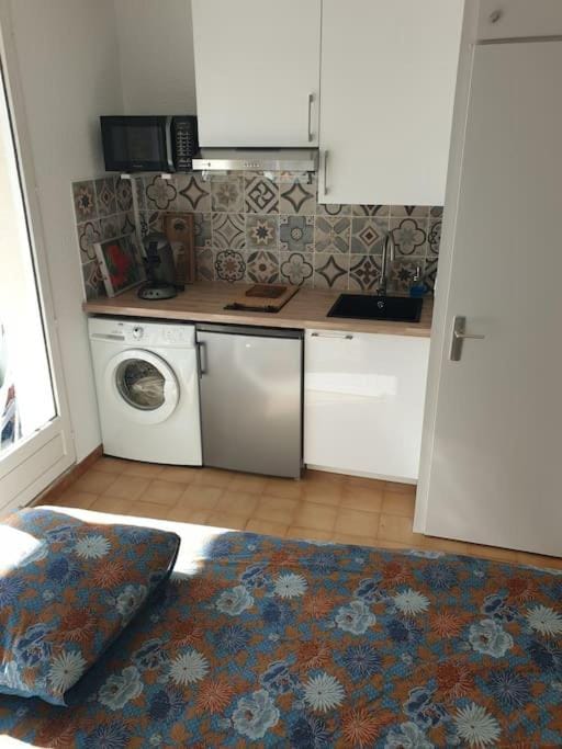 Studio 4 personnes avec jardinet à 2 pas des plages "Chez Manon" Apartment in Provence-Alpes-Côte d'Azur