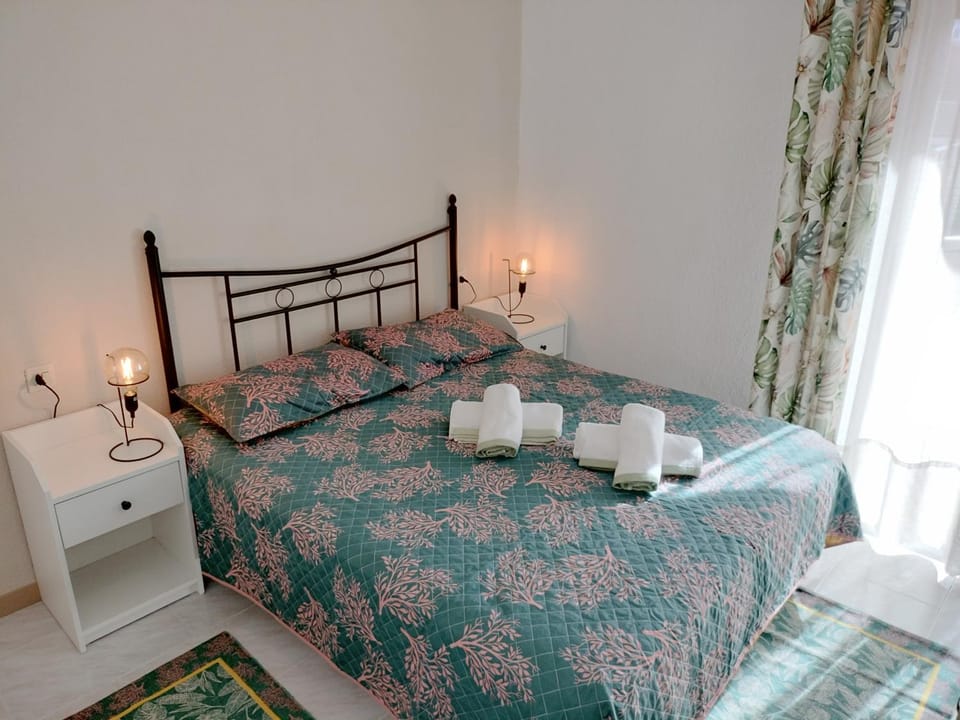 Bed, Photo of the whole room, Bedroom, fireplace, towels, wardrobe