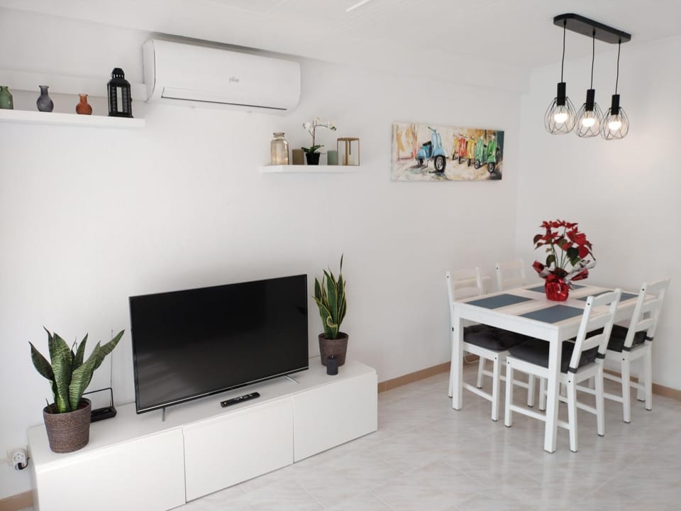 TV and multimedia, Living room, Dining area, air conditioner