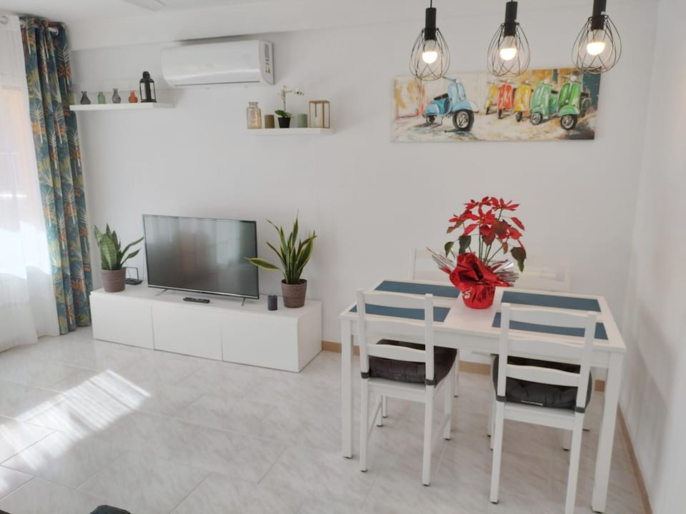 TV and multimedia, Living room, Dining area, air conditioner