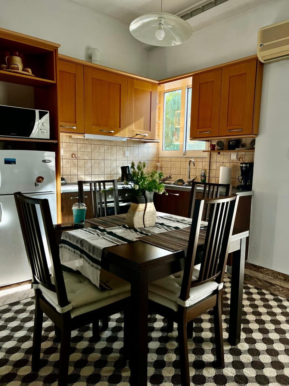 Dining area, kitchen