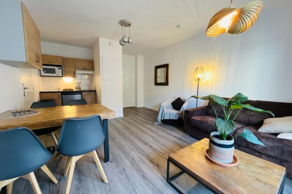 Spacious and very central apartment with garden Apartment in Vannes