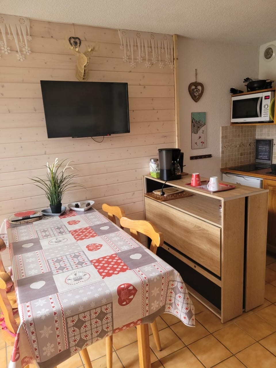 Le Flocon, Rez de Jardin super Cosy au Cœur des Rousses - Netflix , WI-FI, Parking Gratuit & Draps inclus Apartment in Jura