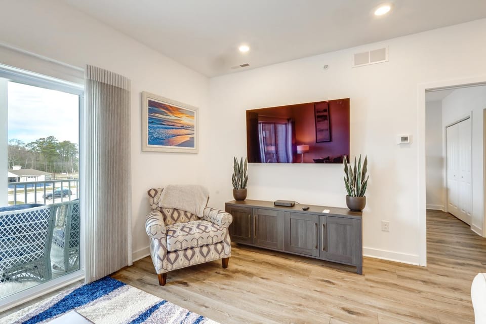 Bright Lewes Condo w/ Balcony, 7 Mi to Beach! House in Sussex County