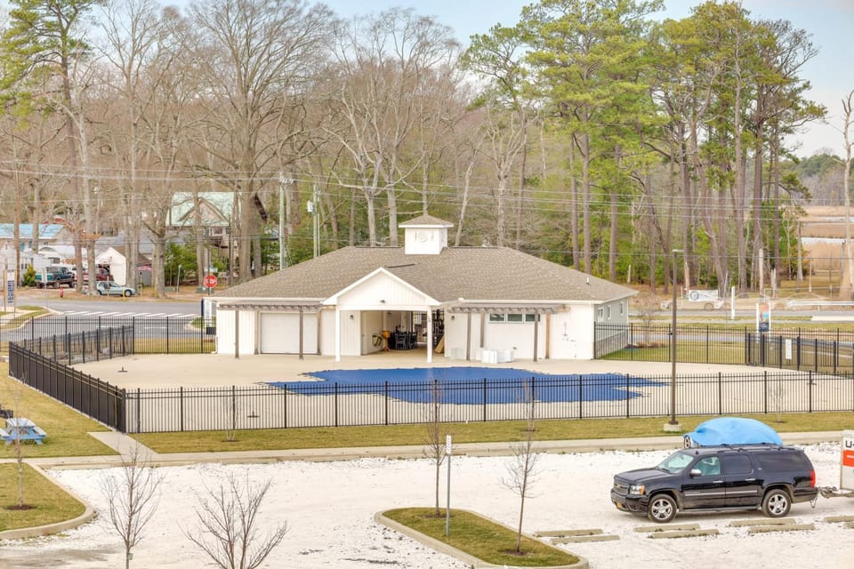 Bright Lewes Condo w/ Balcony, 7 Mi to Beach! House in Sussex County