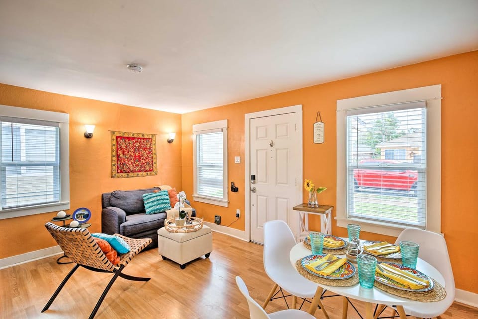 7 Mi to Downtown: Long Beach Bungalow w/ Patio! House in Long Beach