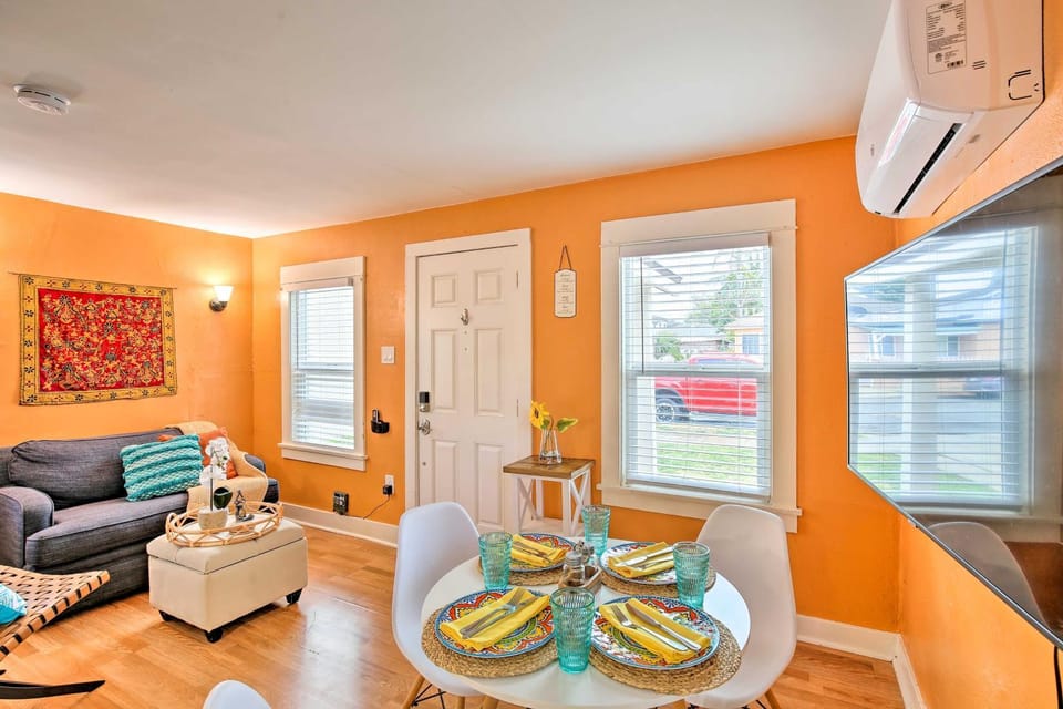 7 Mi to Downtown: Long Beach Bungalow w/ Patio! House in Long Beach