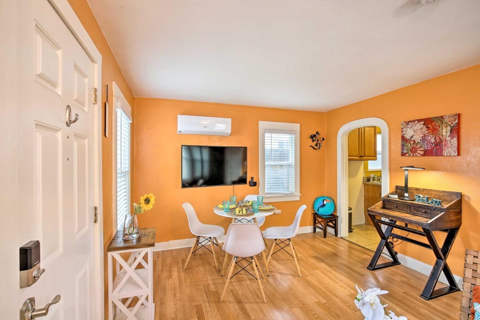 7 Mi to Downtown: Long Beach Bungalow w/ Patio! House in Long Beach