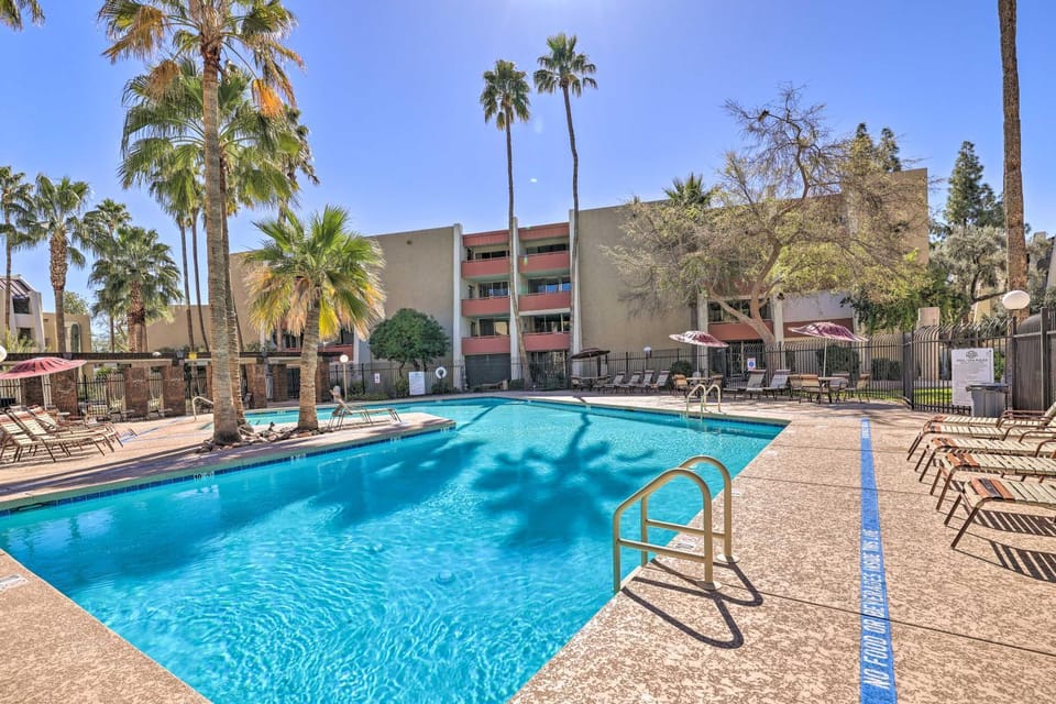 Lounge Poolside: Resort Condo 1 Mi to Old Town! House in Scottsdale