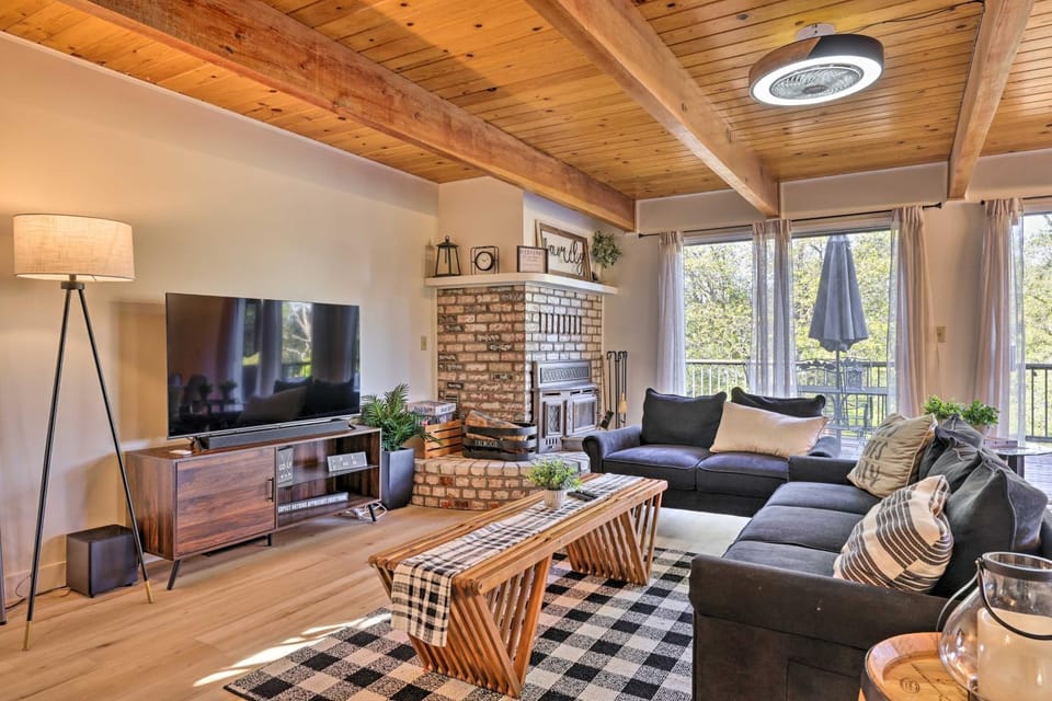 Pine Mountain Lake Cabin with Grill! Cabin in Groveland