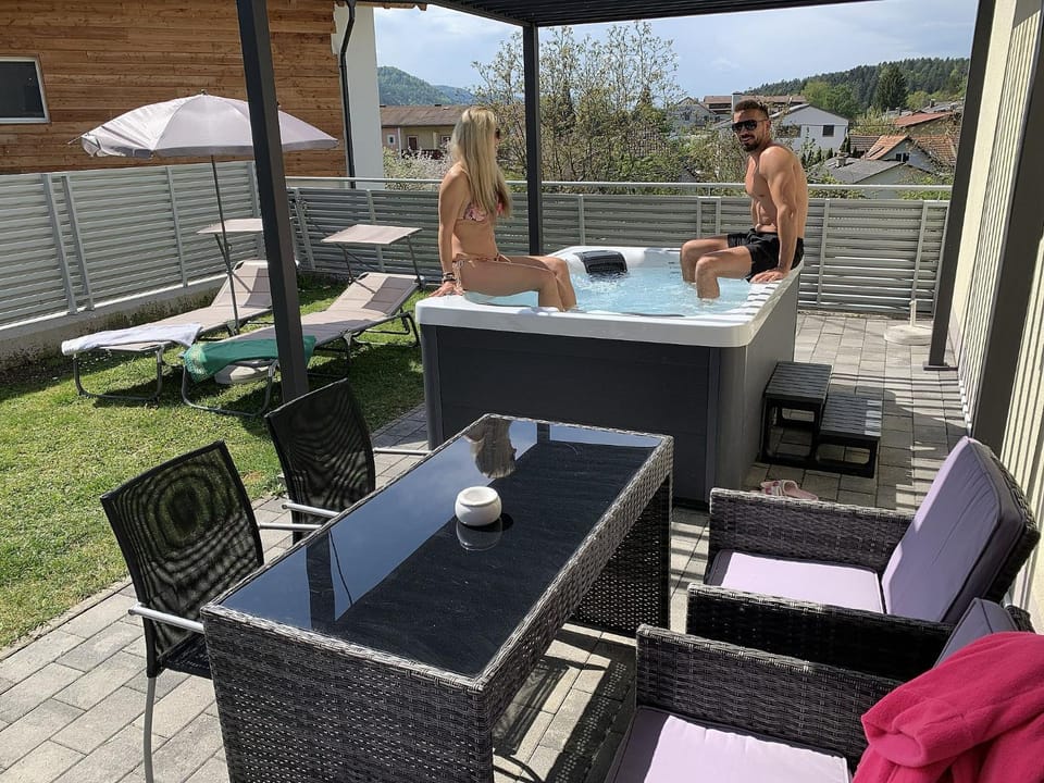 Hot Tub, Hot Tub