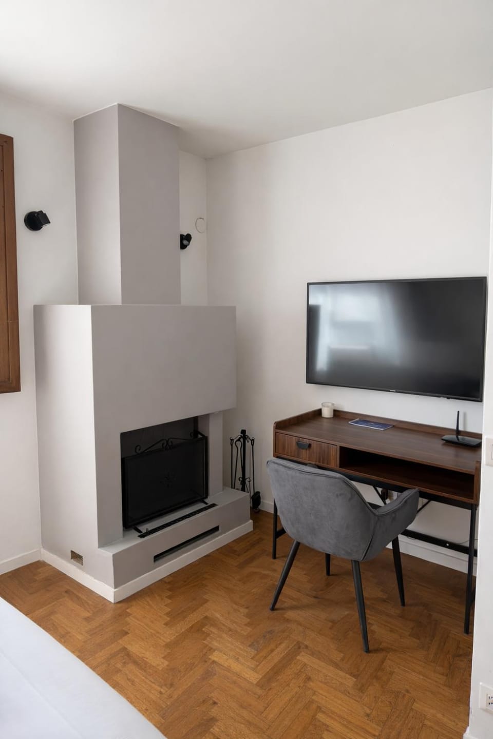 Bed, TV and multimedia, Living room, Photo of the whole room, Seating area, Bedroom
