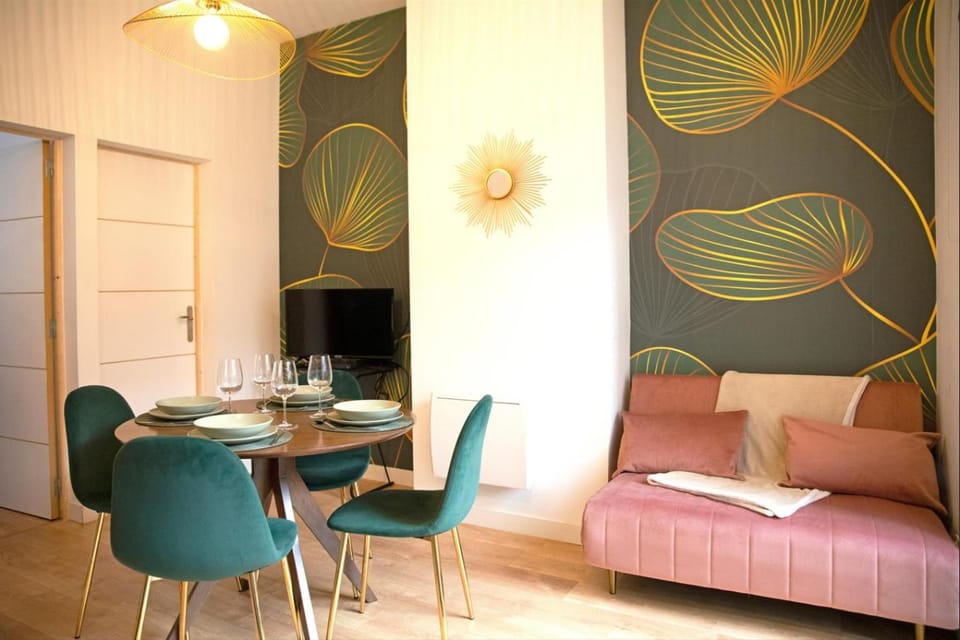 TV and multimedia, Living room, Seating area, Dining area