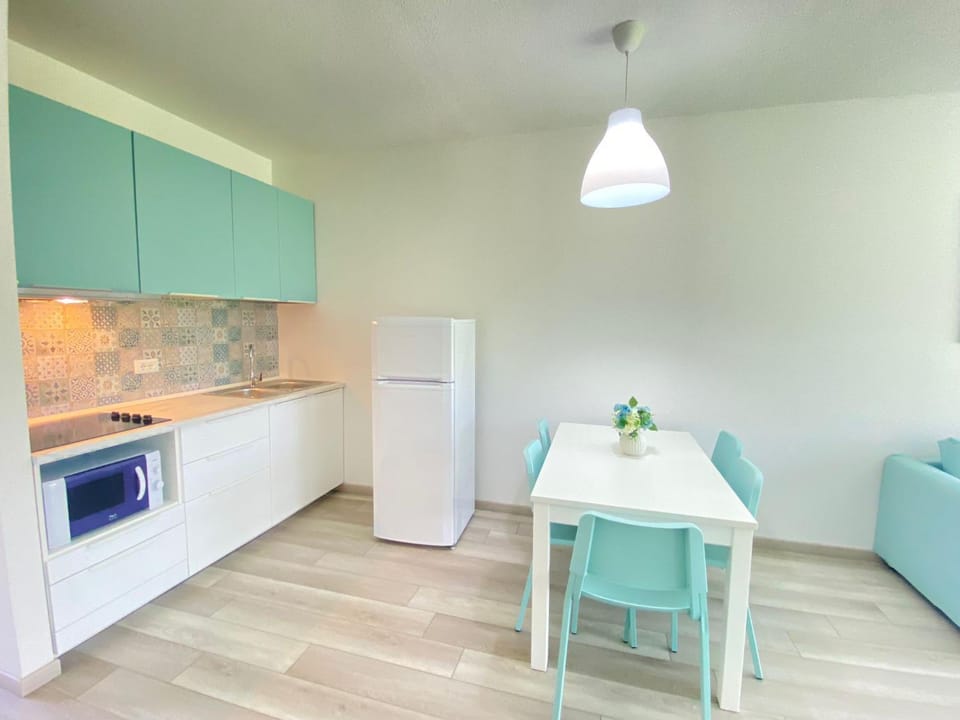 Kitchen or kitchenette, Dining area, stove