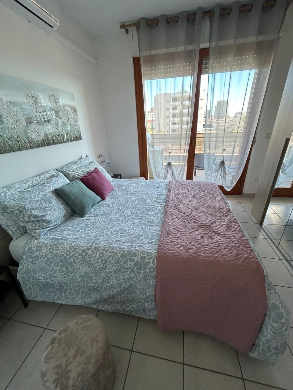 Bed, Photo of the whole room, Decorative detail, Decorative detail, Bedroom
