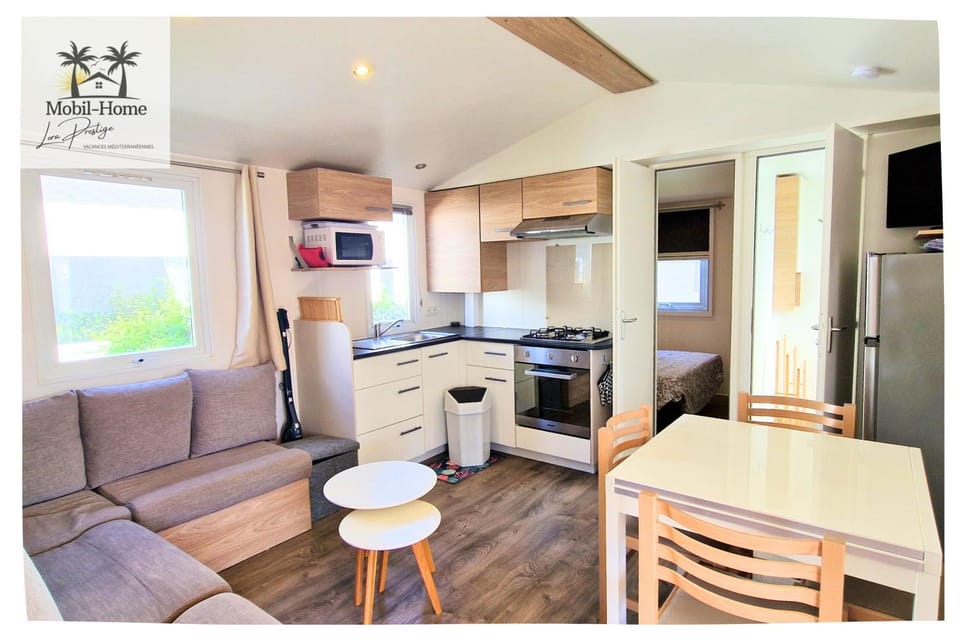 Kitchen or kitchenette, Living room, Seating area, Dining area, oven, stove