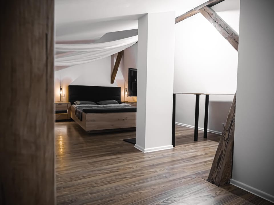Bed, TV and multimedia, Seating area, Bedroom