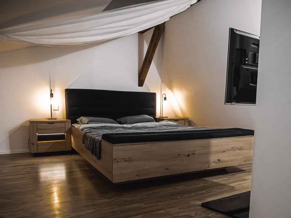 Bed, TV and multimedia, Bedroom
