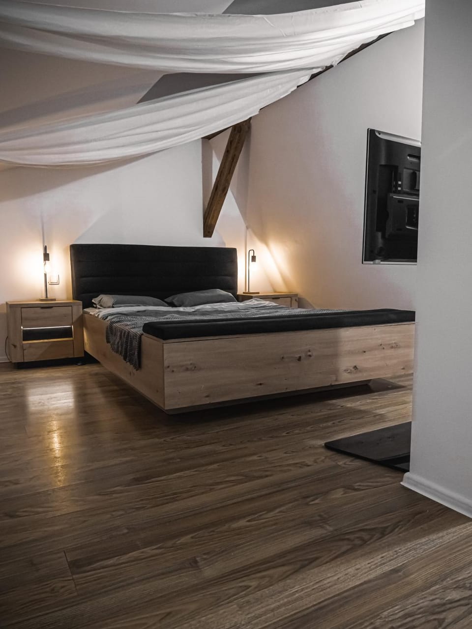 Bed, TV and multimedia, Seating area, Evening entertainment, Bedroom