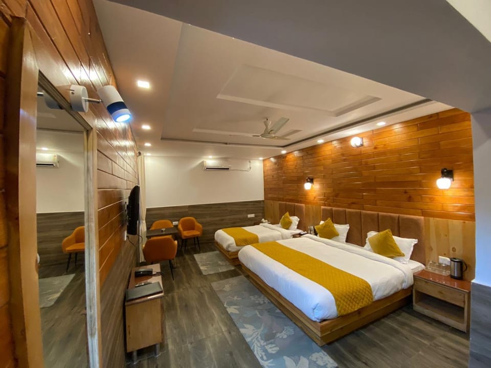 Bed, TV and multimedia, Living room, Photo of the whole room, Seating area, Bedroom, air conditioner
