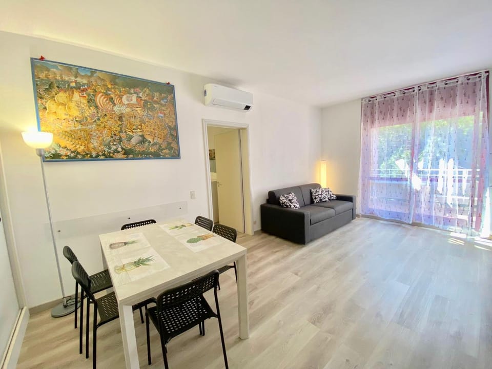 Living room, air conditioner