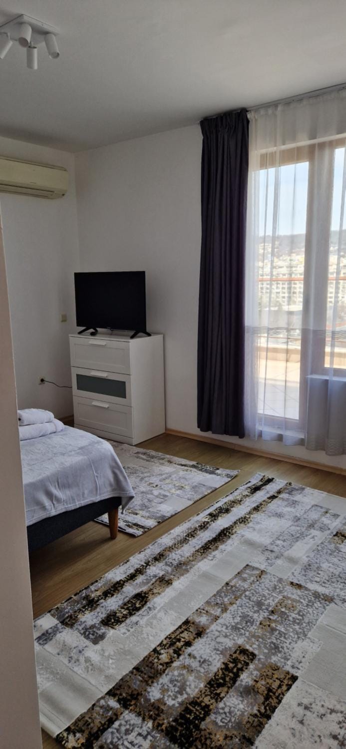 Bed, TV and multimedia, Bedroom, towels, air conditioner
