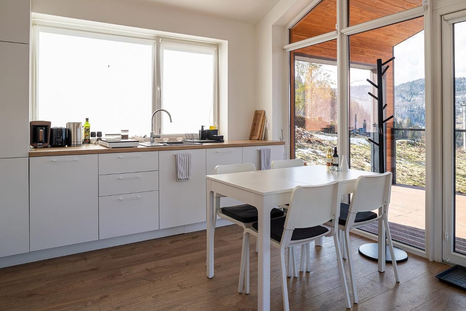 Coffee/tea facilities, Kitchen or kitchenette, Dining area, stove