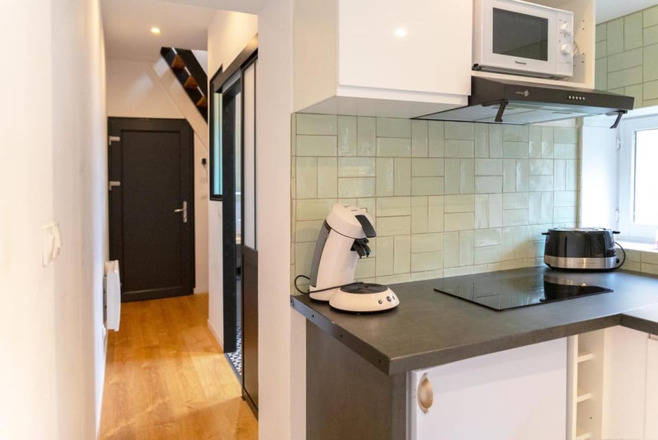 Kitchen or kitchenette, minibar, toaster