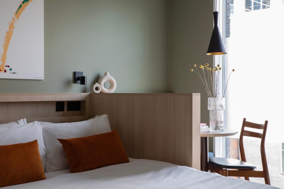 Photo of the whole room, Bedroom