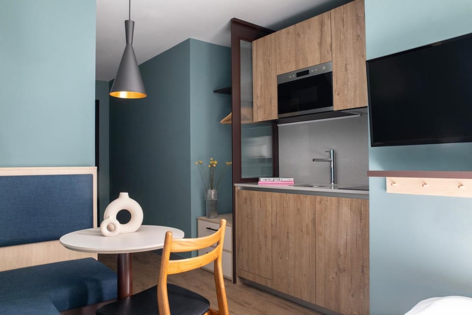 Kitchen or kitchenette, Dining area