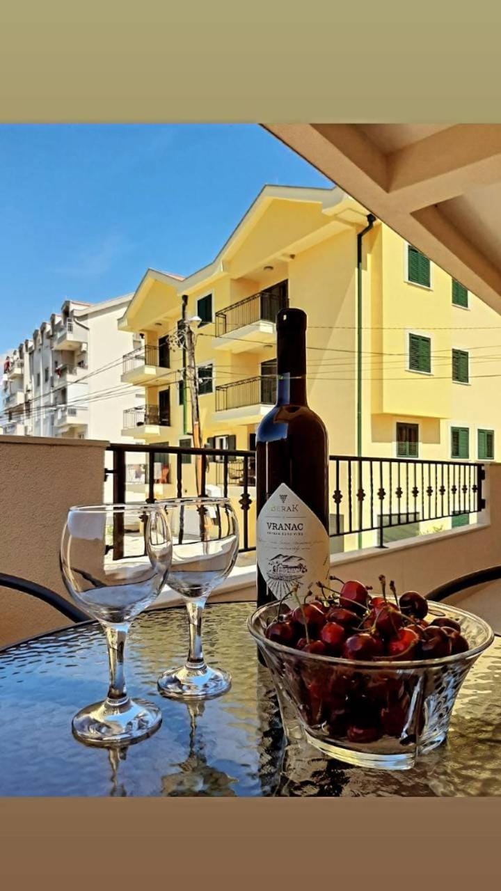 Patio, Day, Balcony/Terrace, Food and drinks, Drinks, Alcoholic drinks