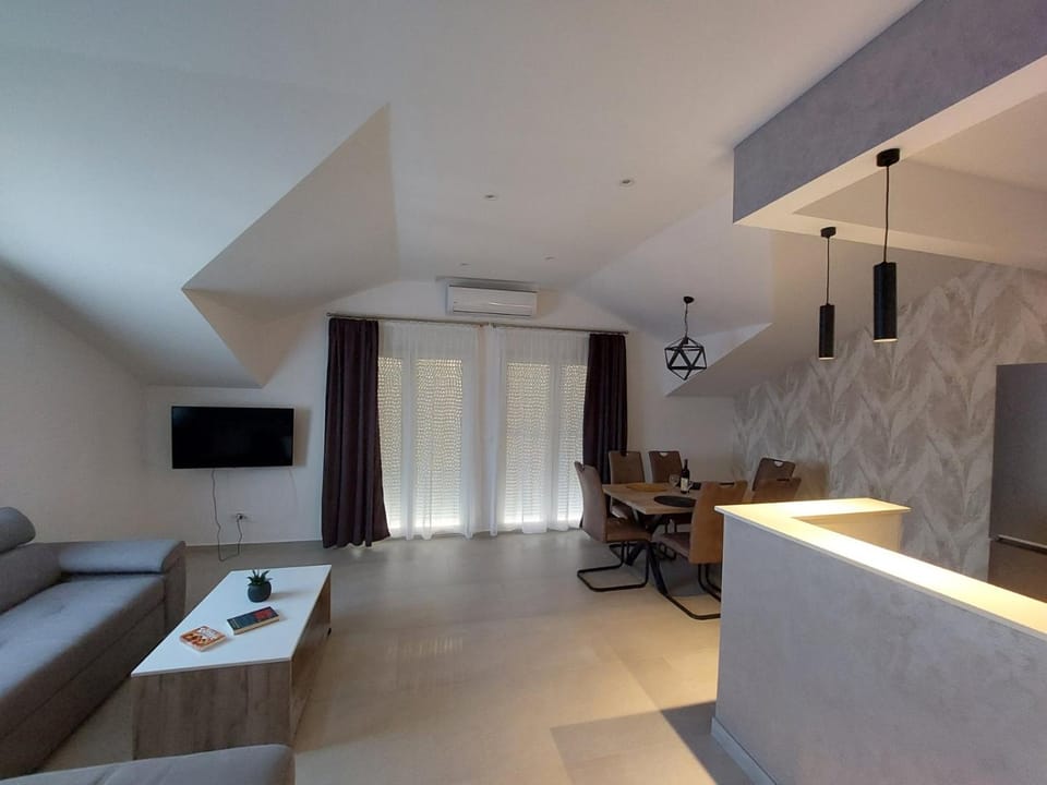 TV and multimedia, Living room, Seating area, air conditioner