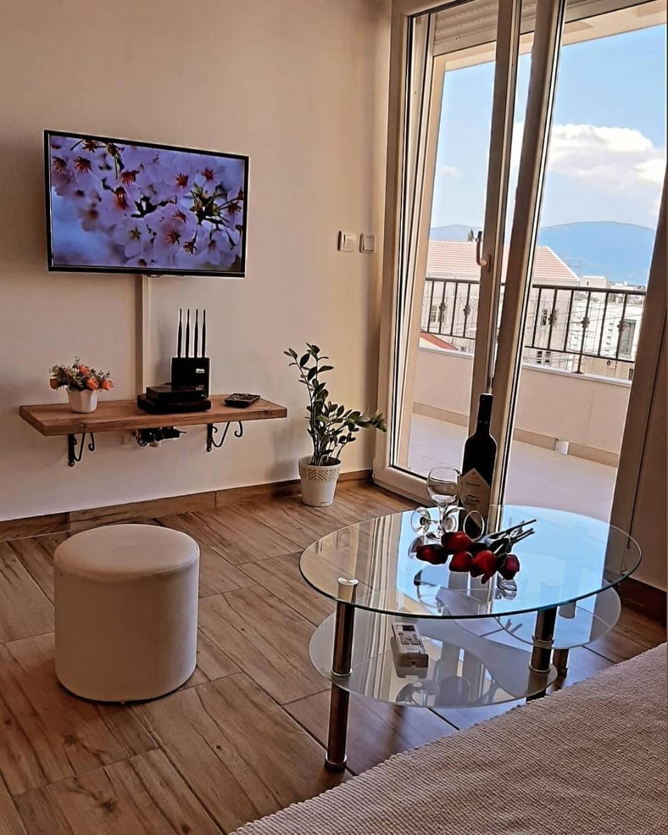TV and multimedia, Living room, Seating area, Sea view